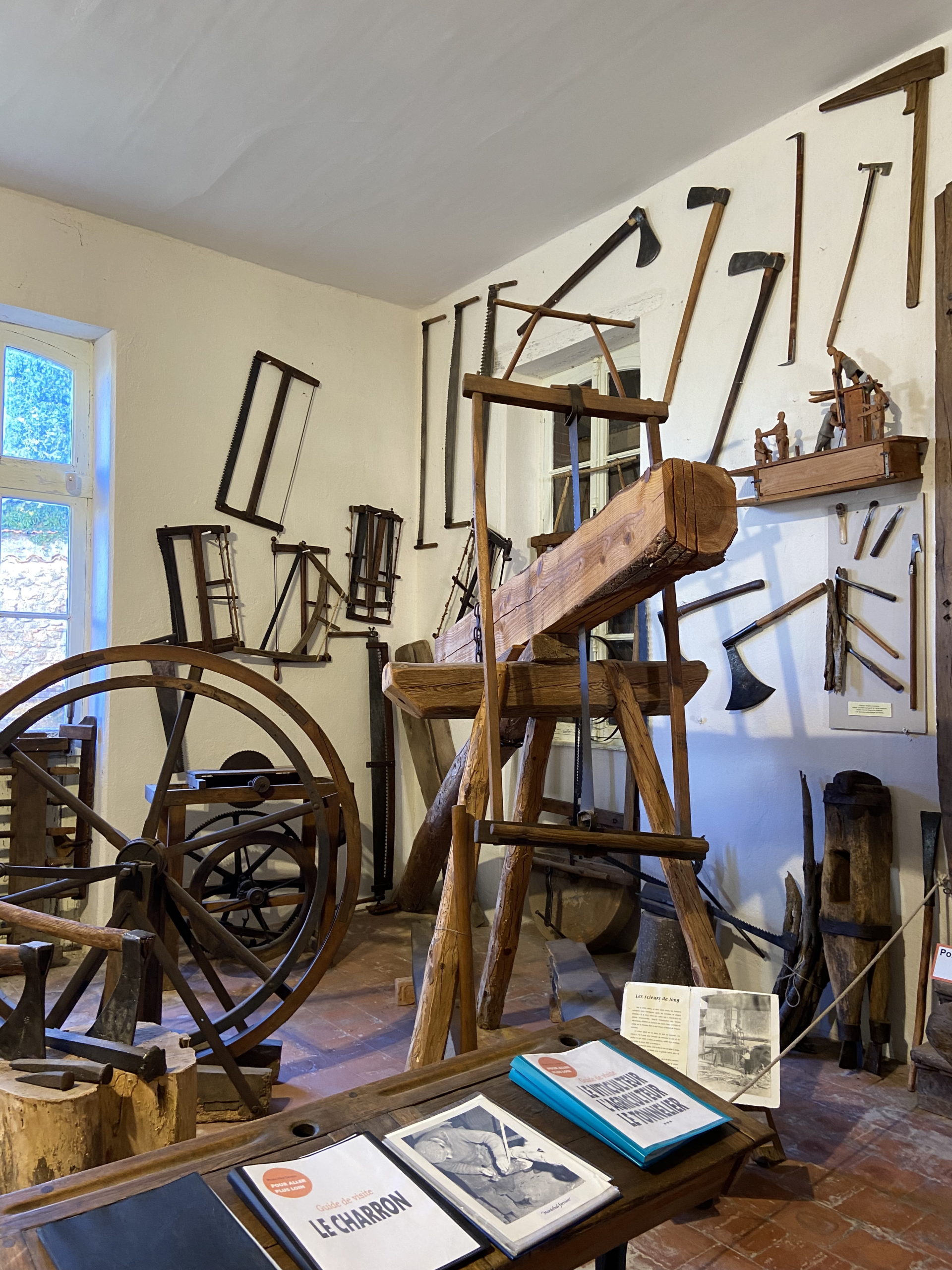 3-Scie-de-long_Musée-Alice-Taverne_Unendliche-studio