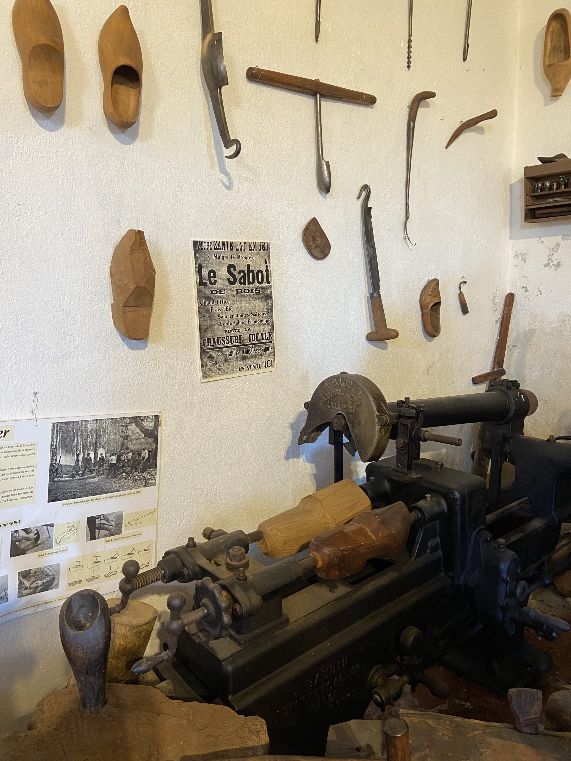 6-Fabrication-des-sabots_Musée-Alice-Taverne_Unendliche-studio